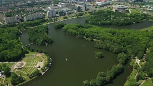 Vista superior do Parque da Vitória em Minsk e do Rio Svisloch