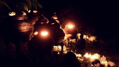 Autel doré avec bougies la nuit