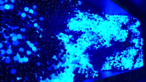 Abstrakte Wolke aus zufällig leuchtenden blauen Kugeln