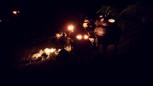 Autel doré avec bougies la nuit