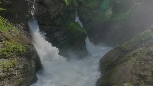 Wasserfall mit sintflutartigem Fluss