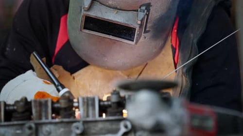4K азиатский сварщик работает на аргоновом сварочном аппарате на строительном заводе