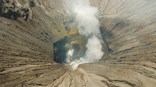 Aktiver Vulkan mit einem Krater