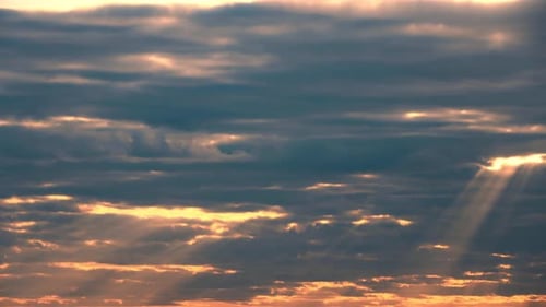 Ciel nuageux au coucher du soleil avec des nuages duveteux. Fond naturel de ciel couchant