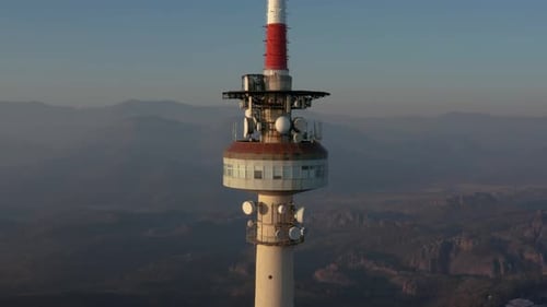 Antenna Tower Orbit al amanecer