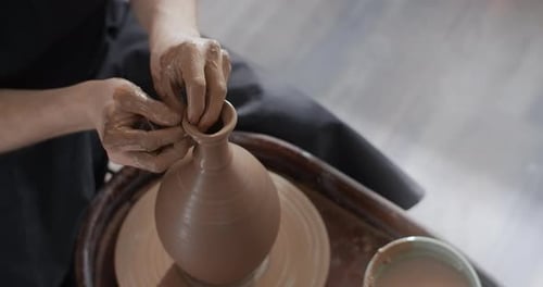 Potter fabrique un cou de cruche au Ralenti sur un volant de potier Vidéo de l'atelier de poterie Potter