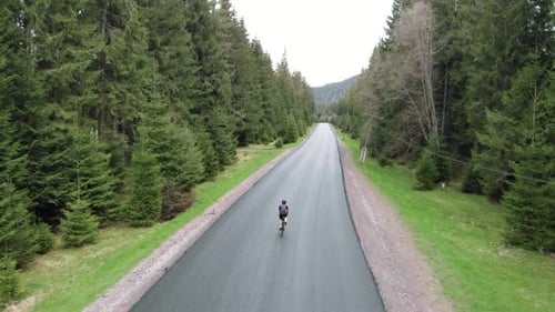 Frau auf dem Fahrrad. Radfahrende Frau. Radfahrer fährt Fahrrad, trainiert, bereitet sich auf das Radrennen vor