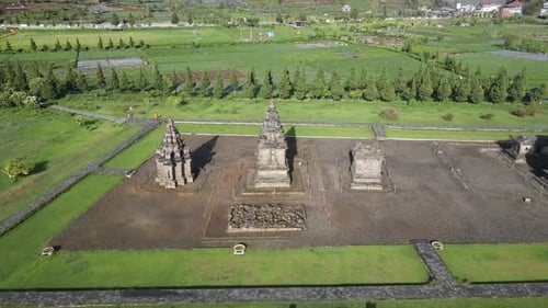 Luftaufnahme des Arjuna-Tempelkomplexes auf dem Dieng-Plateau.