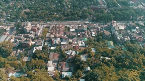 Vue aérienne de Guwahati, la plus grande ville de l'État d'Assam, en Inde. DOLLY OUT