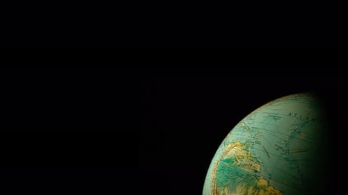 PLAN LARGE, BG NOIR. La planète Terre tourne sur son axe dans un vaste espace noir