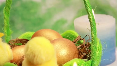 Goldene Ostereier im grünen Korb