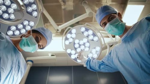 Surgeon setting the surgical light during an operation