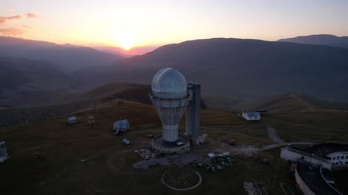 Zwei große Teleskopkuppeln bei Sonnenuntergang