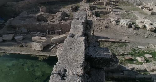 Ancienne structure et vue aérienne de la piscine