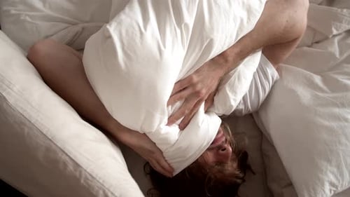bel homme refusant de se lever le matin