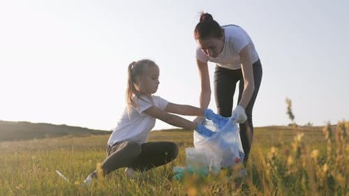 Prenez soin de la nature. Un groupe de bénévoles ramasse les déchets dans le sac poubelle. Concept planète sans
déchets