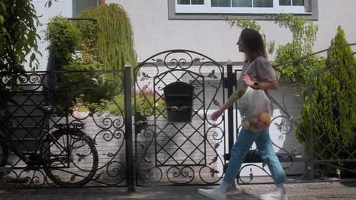 Mujer lleva una bolsa ecológica con comida