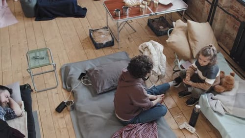 Personnes dans un camp intérieur