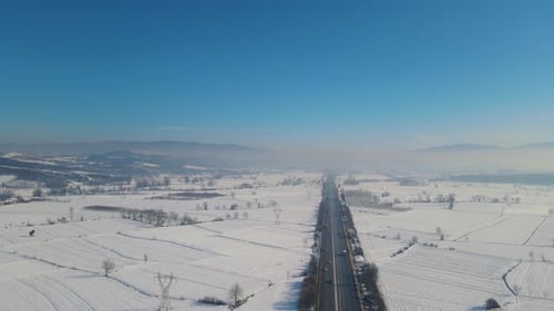 Autos fahren die verschneite Autobahn entlang