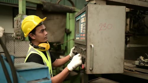 Der Chefmechaniker arbeitet in einer mechanischen Fabrik