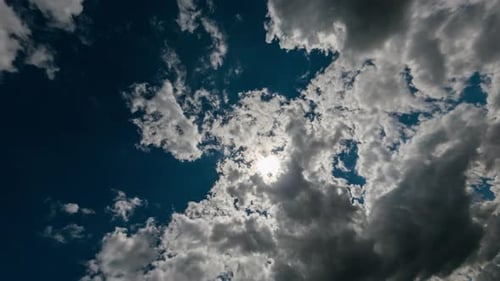 Zeitraffer, sich schnell bewegende weiße Wolken und blauer Himmel.