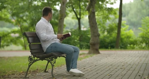 Ein lesender Mann im Park im Sommer