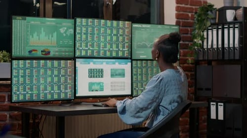 Operador de fondos que trabaja con acciones en tiempo real en varios monitores