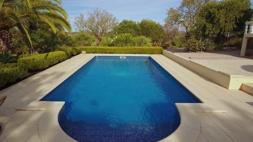 Luxuriöser Swimmingpool in der Nähe der Residenz mit Garten mit klarem Wasser für Touristen