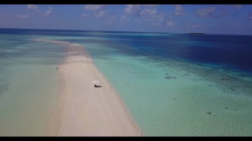 Luft von oben nach unten Himmel eines entspannenden touristischen Strandabenteuers vor blauem Wasser und weißem Sand Hintergrund eines
