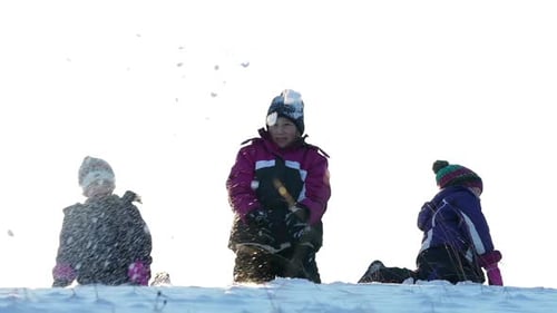 Kinder spielen mit Schnee-Zeitlupe