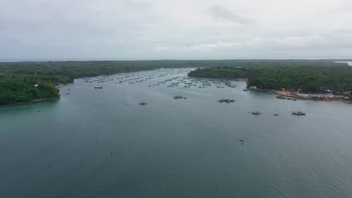 Fischfarm mit Käfigen für Fische und Garnelen auf den Philippinen, Luzon. Luftaufnahme von Fischteichen für