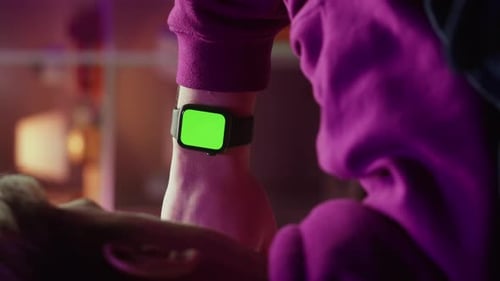 Vídeo vertical de hombre usando reloj inteligente con croma key closeup