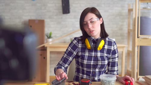 Una joven bloguera de bricolaje graba un Vídeo en un taller de