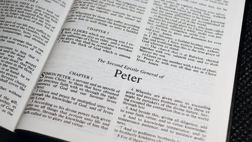 Nahaufnahme der Bibelseite Zum Buch des Zweiten Petrus