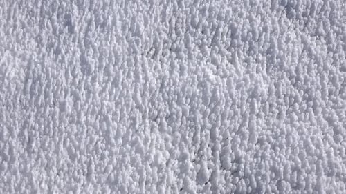 Cristales de hielo de escarcha y escarcha escarcha cubiertos sobre suelo intacto