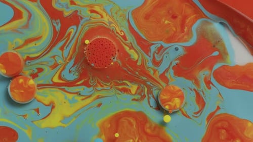 Abstrakte Nahaufnahme Textur von Öl mit orangefarbener, gelber und blauer Farbe