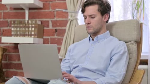 Ehrgeiziger junger Mann mit Laptop