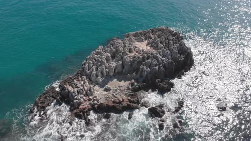 Riesige Meereswellen krachen auf Felsen