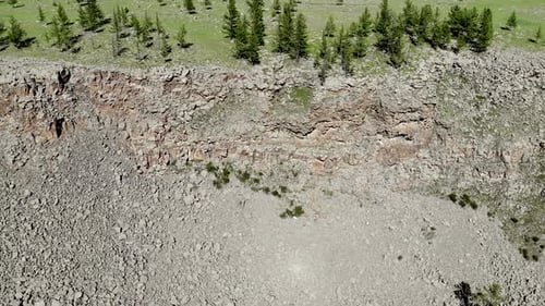 Zerbrochene zerbröselte Felsen, die vom schmalen Canyon Slope Ridge zum Deep Valley Floor übergehen