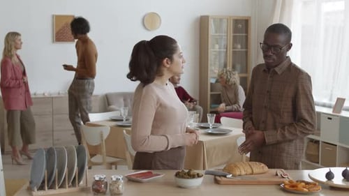 Afrikanischer Mann und Frau gemischter Abstammung kochen Abendessen