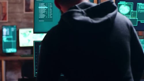Hacker masculin tapant sur le clavier un logiciel malveillant dangereux