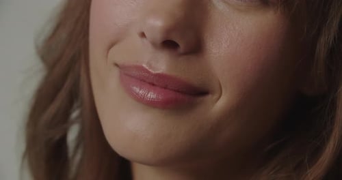 Schöne Frau mit rotem Lippenstift beißend