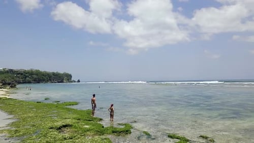 Drohne fliegt am Sommertag über den Küstenstrand Wenige Touristen entspannen sich am Ufer