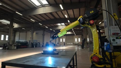 Ein Roboterschweißgerät in der Fabrik