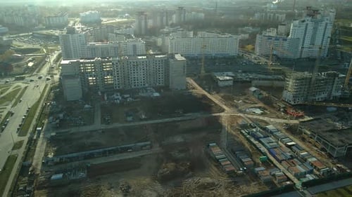 Flug über Stadtblöcke. Mehrstöckige Gebäude und Baustelle.
