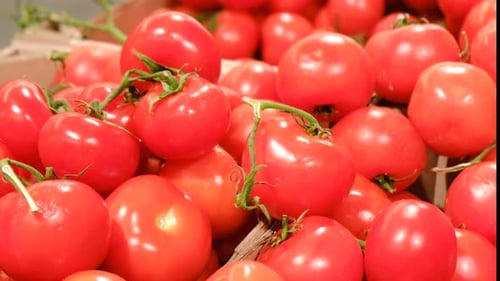 Tomates rojos maduros en el mercado de verduras Macro