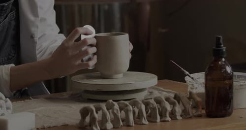 Une potière vérifiant le design final