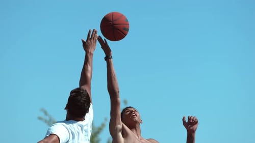 Superzeitlupenaufnahme von Basketball-Tipp Off, aufgenommen auf Phantom Flex 4