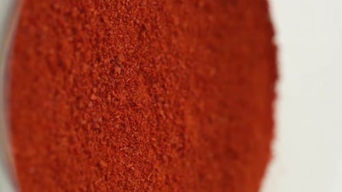Vertikales Video: Paprika in Nahaufnahme würzen