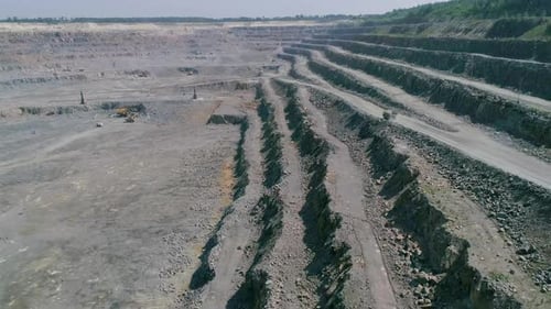 Bergbau-Kipper im großen Tagebau aus Granit. Leere Lkw-Fahrten auf Quarry Ledge Road